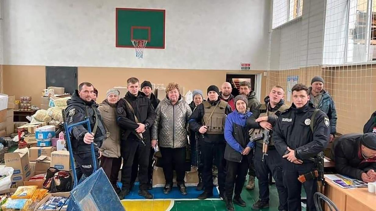 До жителів звільнених сіл на Чернігівщині доставили таку очікувану гумдопомогу - 24 Канал До жителів звільнених сіл на Чернігівщині доставили таку очікувану гумдопомогу - 24 Канал