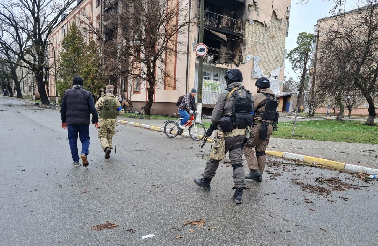 Спецпризначенці полку поліції "САФАРІ" почали зачистку Бучі - 24 Канал Спецпризначенці полку поліції "САФАРІ" почали зачистку Бучі - 24 Канал