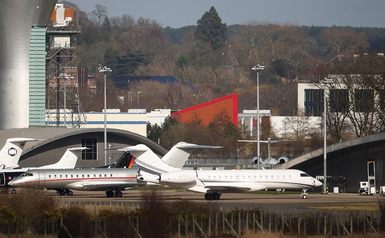 Великобритания не позволила вылететь самолету, имеющему связь с российскими олигархами - 24 Канал Великобритания не позволила вылететь самолету, имеющему связь с российскими олигархами - 24 Канал