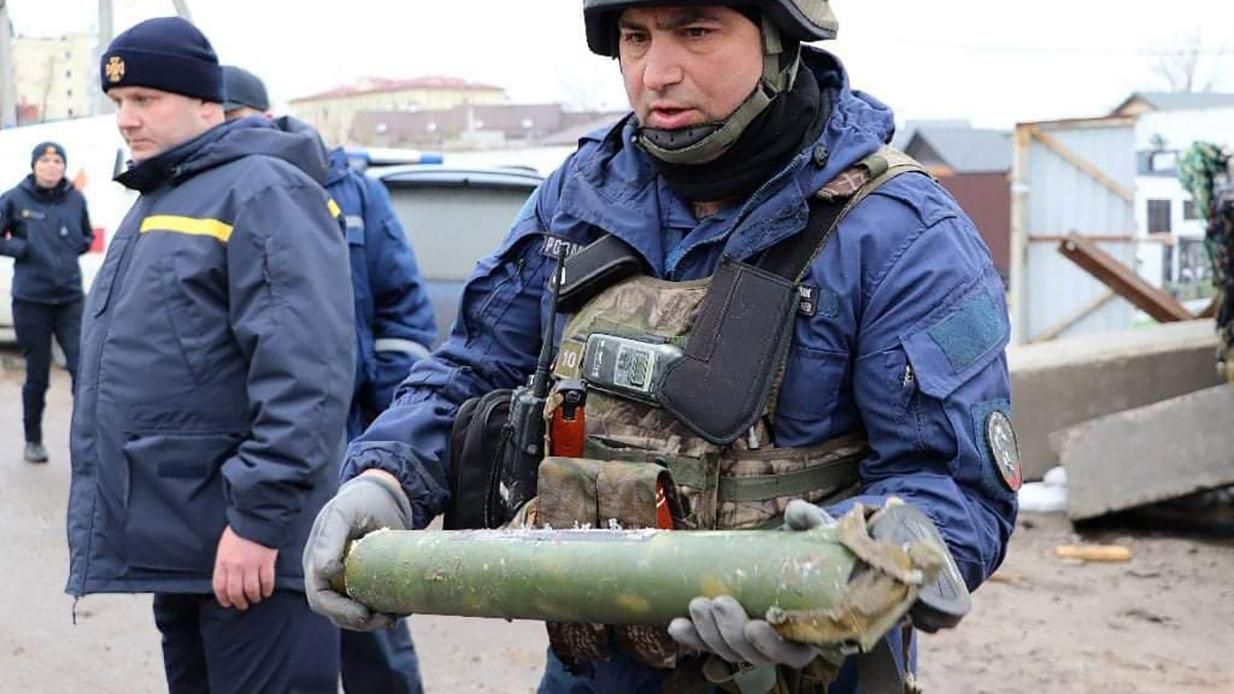 В ГСЧС показали, как очищают Ирпень от мин и боеприпасов В ГСЧС показали, как очищают Ирпень от мин и боеприпасов