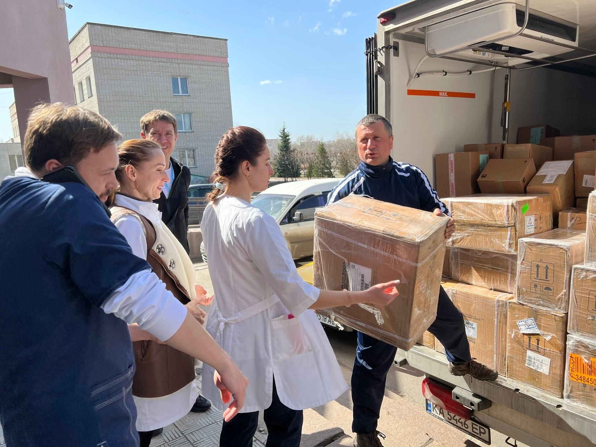 Ляшко відвідав лікарню в побитій ворогом Охтирці: його заступник за кермом віз гуманітарку 