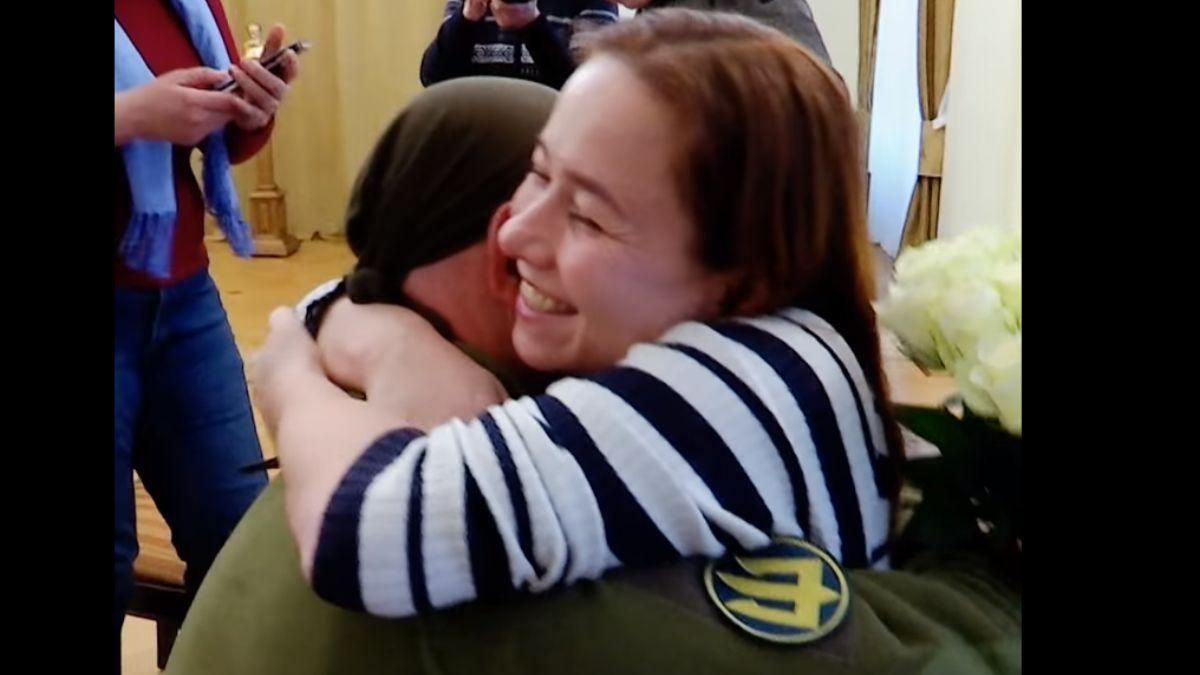 У міськраді Львова влаштували романтичну зустріч військового з-під Маріуполя та його коханої - Львів У міськраді Львова влаштували романтичну зустріч військового з-під Маріуполя та його коханої - Львів