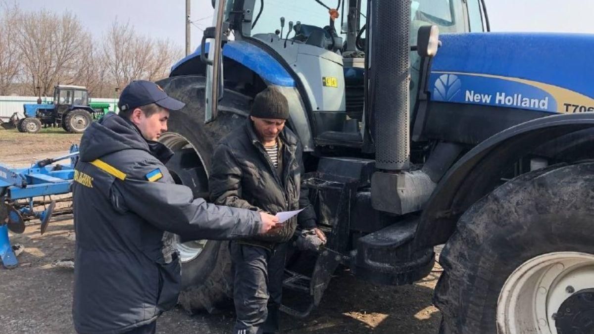 На Киевщине спасатели напомнили аграриям, как действовать во время обнаружения мин На Киевщине спасатели напомнили аграриям, как действовать во время обнаружения мин