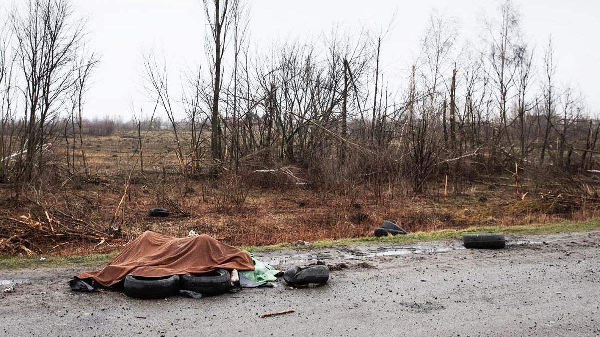 Российские варвары пытались сжечь женщин на дороге, – Минобороны об ужасном фото с Киевщины