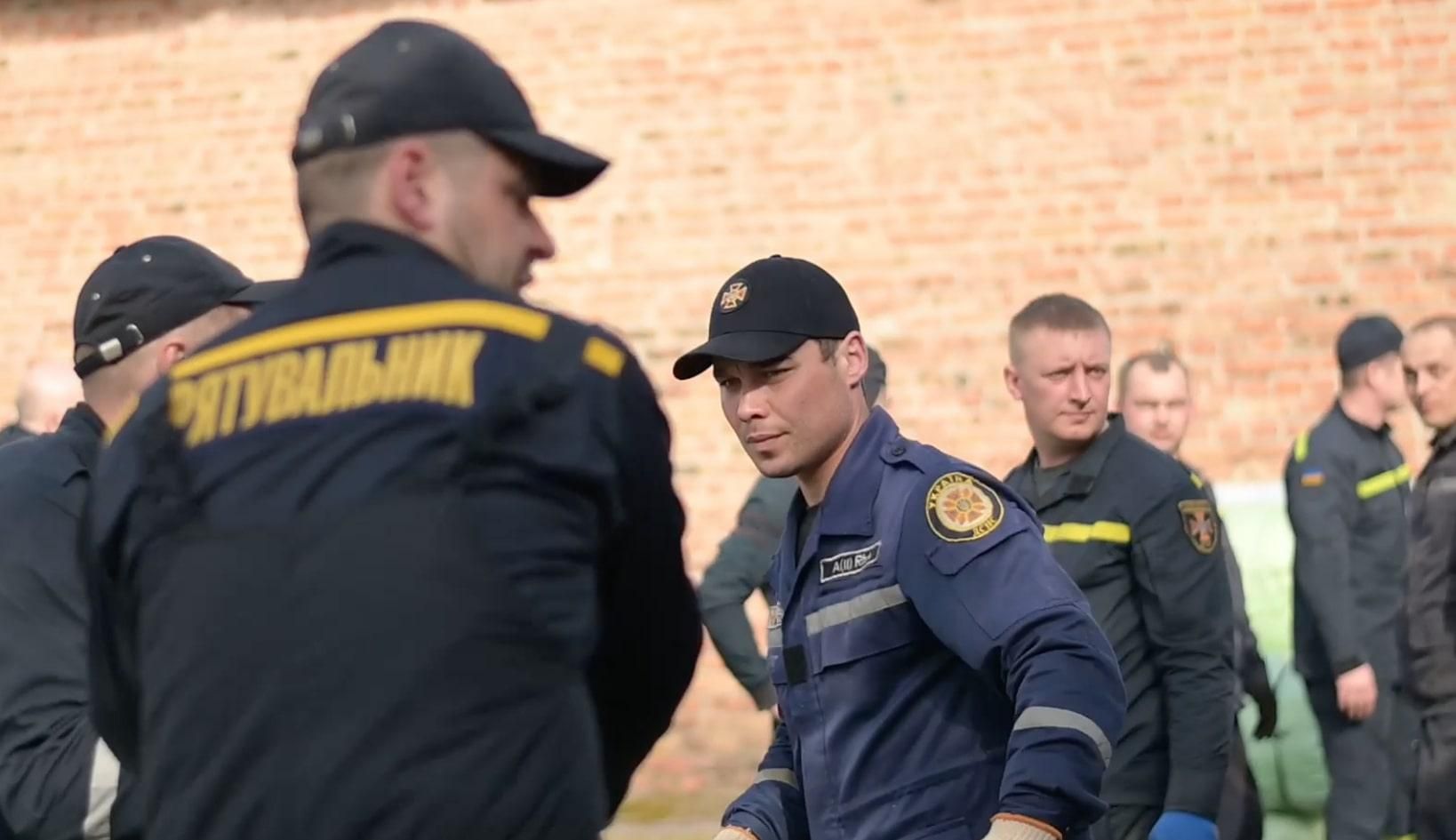 Спасибо за покой, – жители освобожденного Тростянца поблагодарили спасателей - 24 Канал Спасибо за покой, – жители освобожденного Тростянца поблагодарили спасателей - 24 Канал