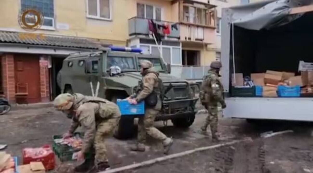 "Борошно" и "Лікарська": кадыровцы нагло раздают как гуманитарку украденные в Украине продукты - 24 Канал