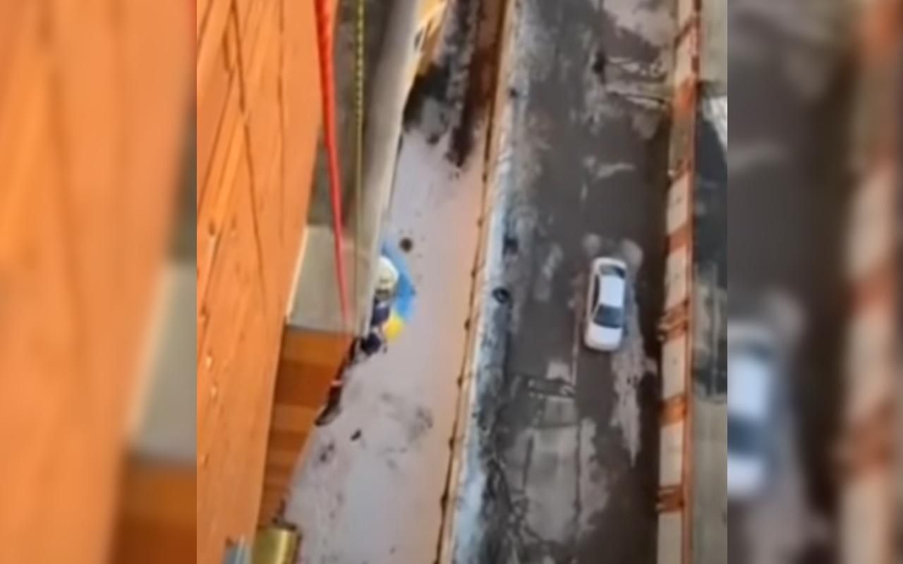 У Росії пенсіонерка вивісила на балконі прапор України: поліція викликала рятувальників МНС - 24 Канал У Росії пенсіонерка вивісила на балконі прапор України: поліція викликала рятувальників МНС - 24 Канал