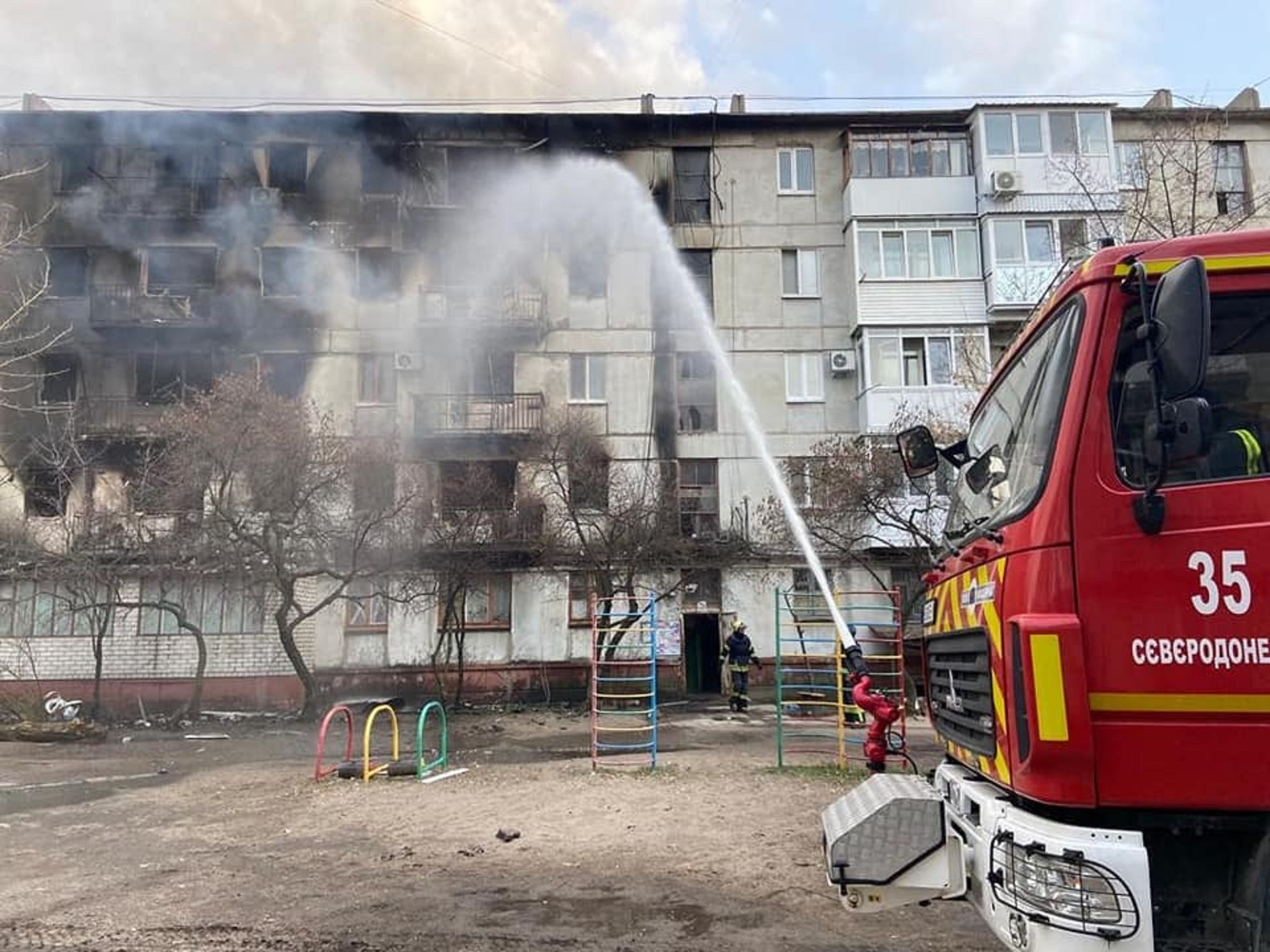 Россияне в третий раз за неделю обстреляли один и тот же жилой дом в центре Северодонецка