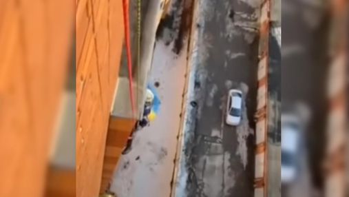 В России пенсионерка вывесила на балконе флаг Украины: МЧС провели "спасательную" операцию