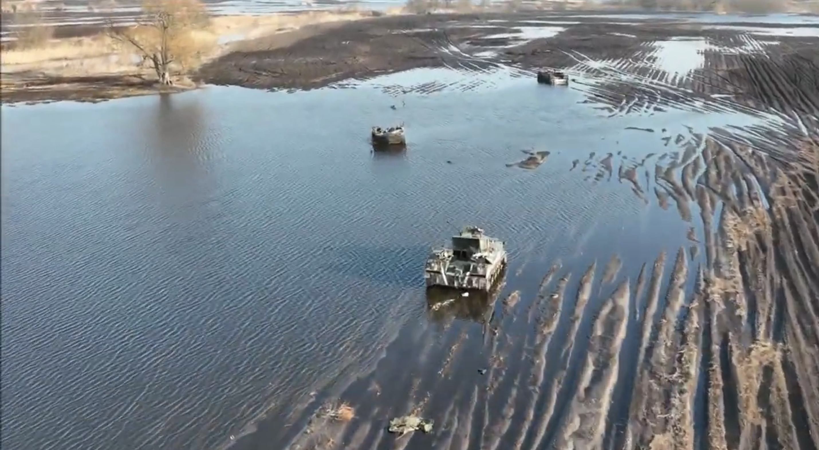 "Не довіз, а в полі кинув": росіяни залишили свою техніку біля річки Ірпінь - 24 Канал "Не довіз, а в полі кинув": росіяни залишили свою техніку біля річки Ірпінь - 24 Канал