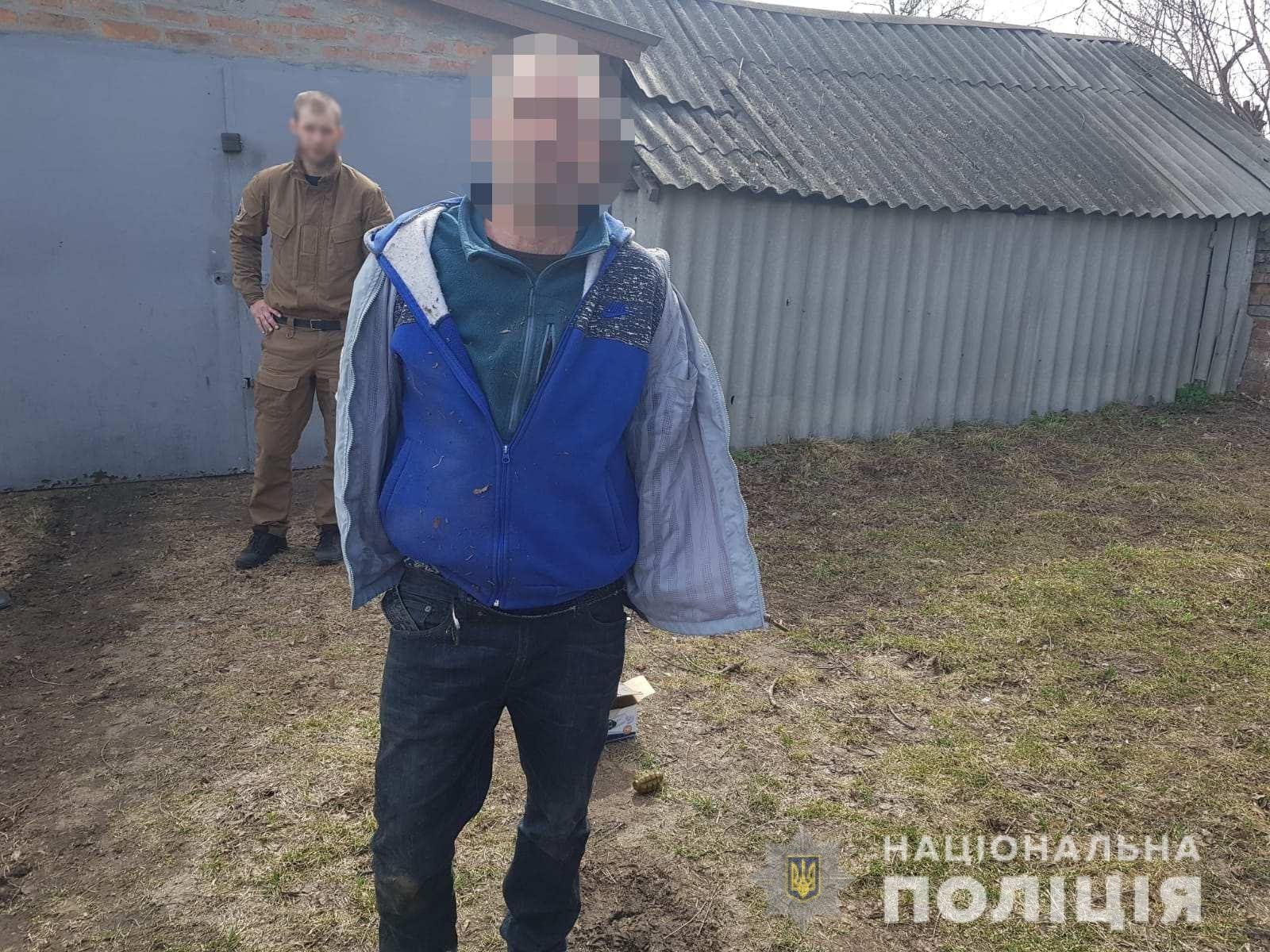 В Дергачах мужчина пытался украсть коньяк из магазина, а после провала угрожал гранатой. - 24 Канал В Дергачах мужчина пытался украсть коньяк из магазина, а после провала угрожал гранатой. - 24 Канал