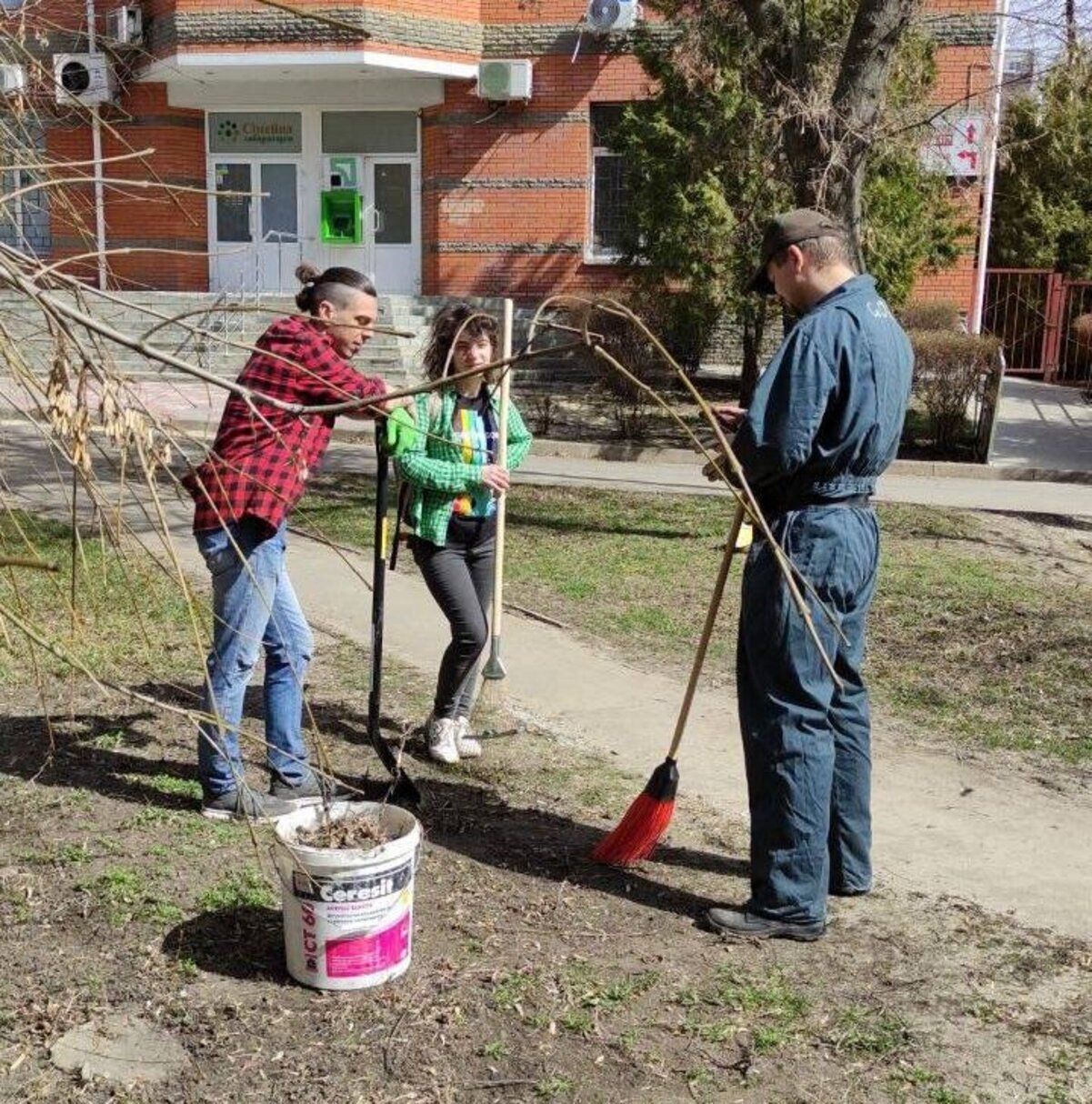 В Харькове волонтеры и коммунальщики убирают город от обломков стекла и сваленных деревьев - 24 Канал В Харькове волонтеры и коммунальщики убирают город от обломков стекла и сваленных деревьев - 24 Канал