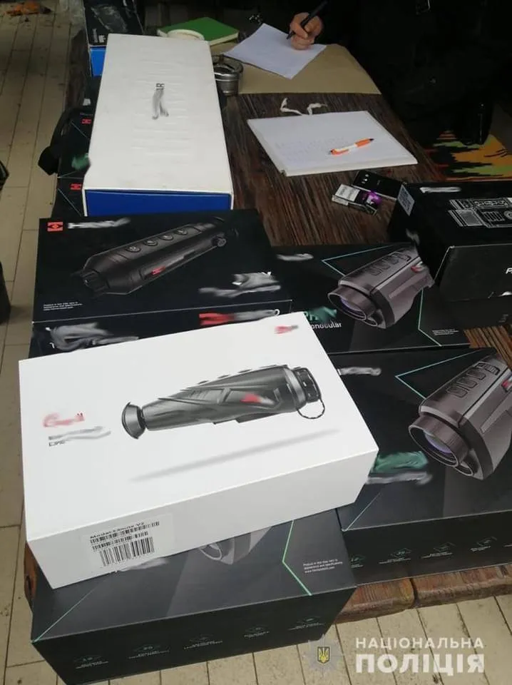 Чоловіки продавали тепловізори, які мали йти з гуманітарною допомогою Чоловіки продавали тепловізори, які мали йти з гуманітарною допомогою