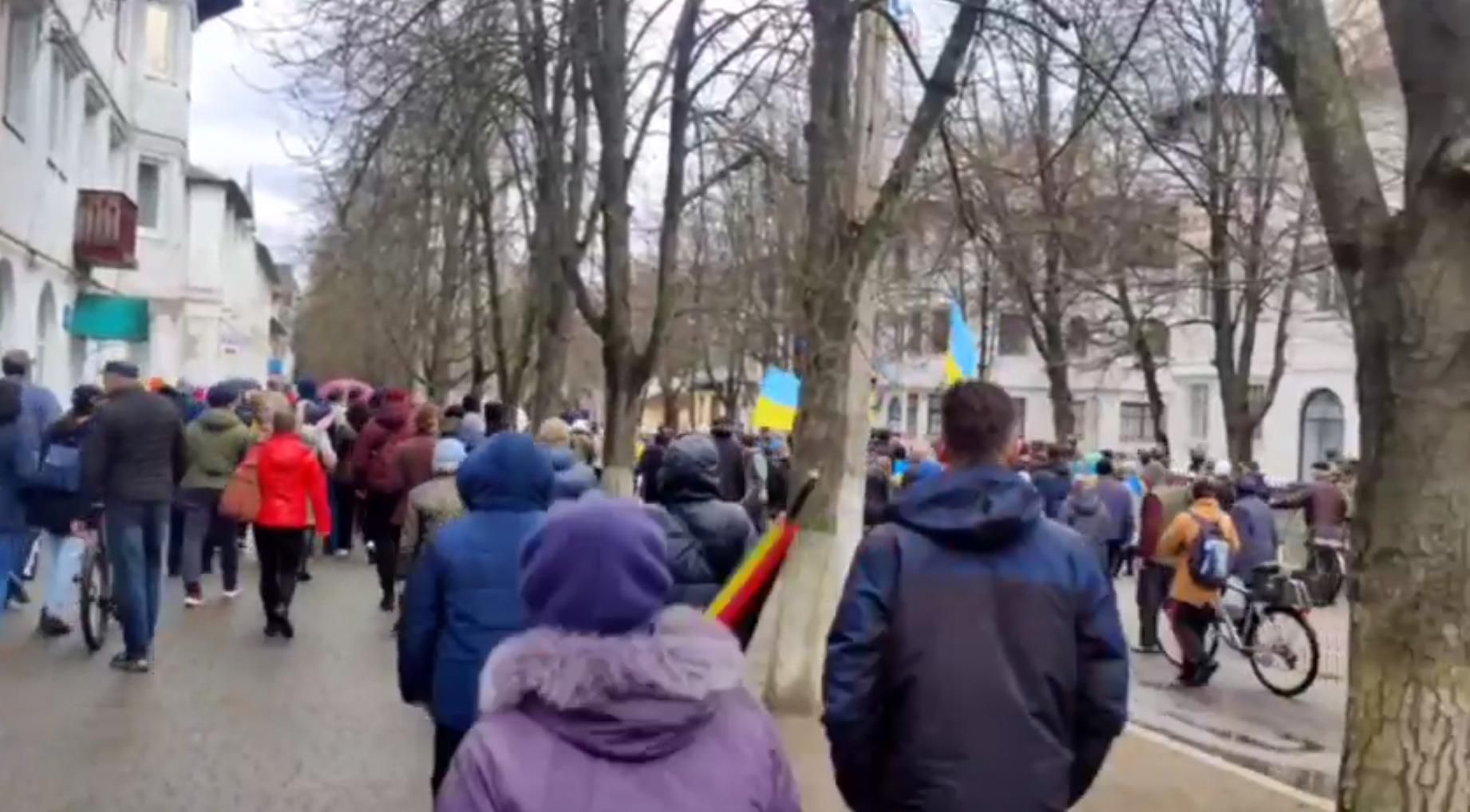 У Каховці росіяни обстріляли мирну акцію: є постраждалі - 24 Канал
