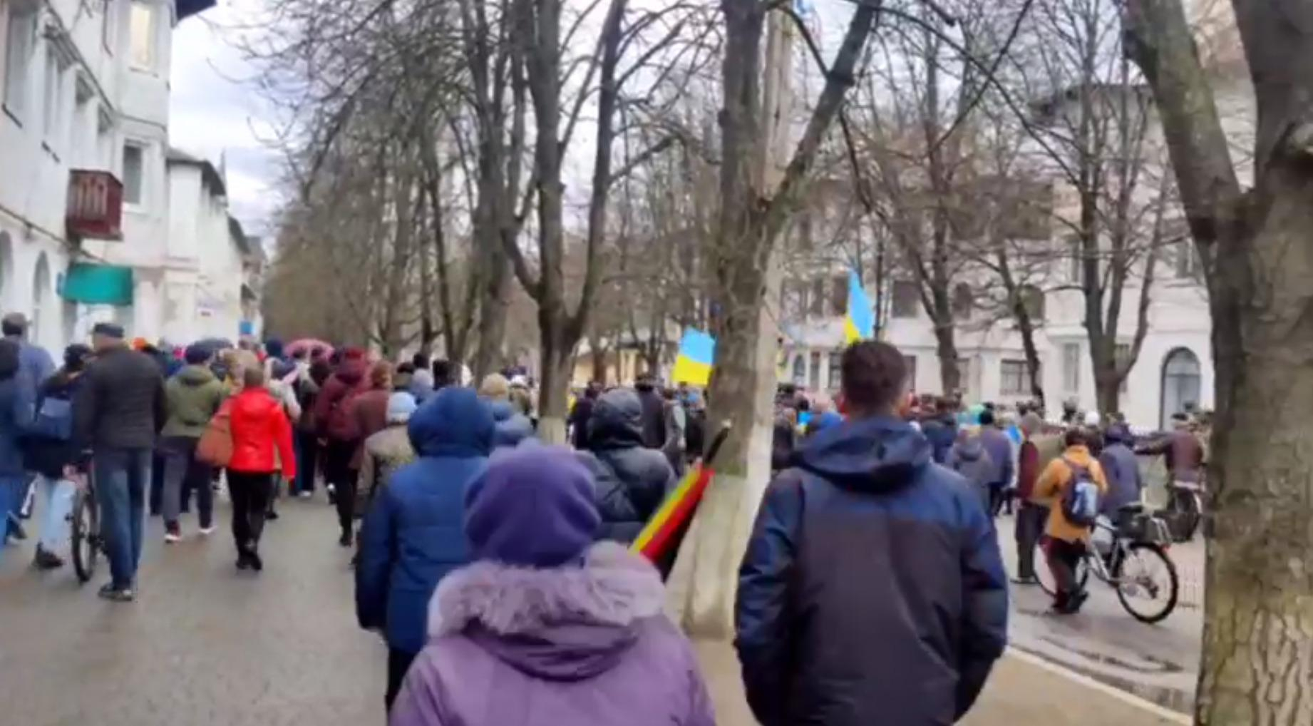 В Каховке россияне обстреляли мирную акцию: есть пострадавшие В Каховке россияне обстреляли мирную акцию: есть пострадавшие