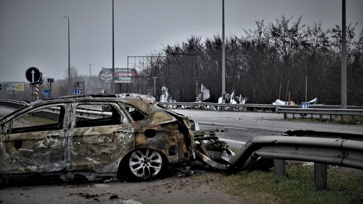 Трупи на дорозі, спалені автівки: росіяни полишали за собою страхіття в селищі Мила під Києвом - 24 Канал