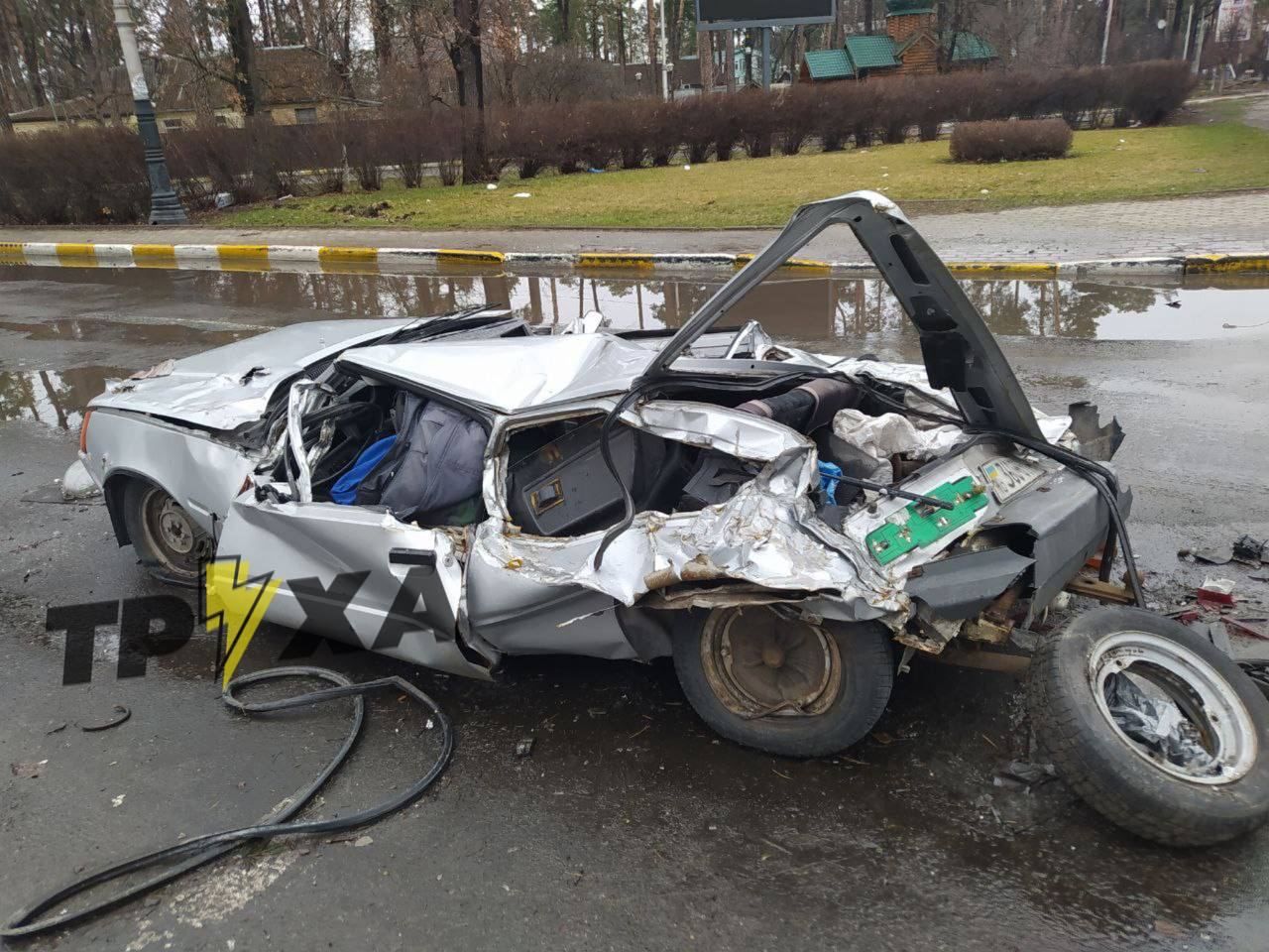 Тело до сих пор в машине: в Буче россияне раздавили "Таврию" вместе с водителем