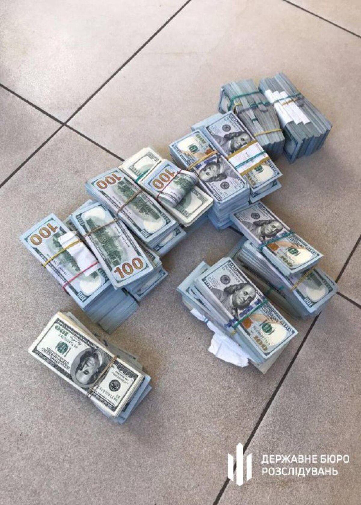 Гражданин Турции пытался вывезти из Украины незадекларированные более полмиллиона долларов Гражданин Турции пытался вывезти из Украины незадекларированные более полмиллиона долларов