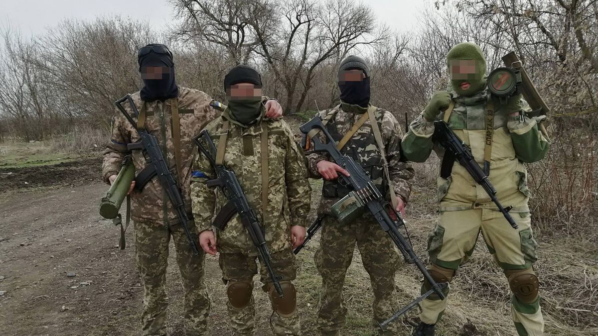 Разведчики взяли в плен российских диверсантов: у них отобрали много оружия Разведчики взяли в плен российских диверсантов: у них отобрали много оружия