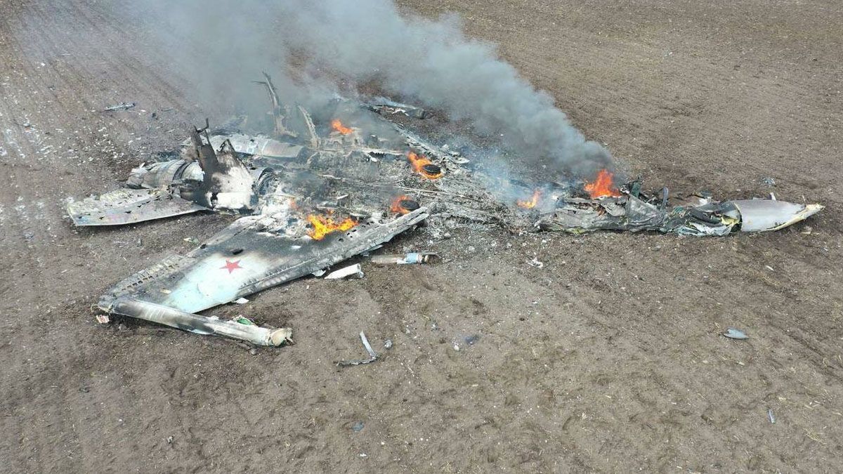 В сети показали сбитый под Изюмом Су-34 оккупантов: фото обломков истребителя