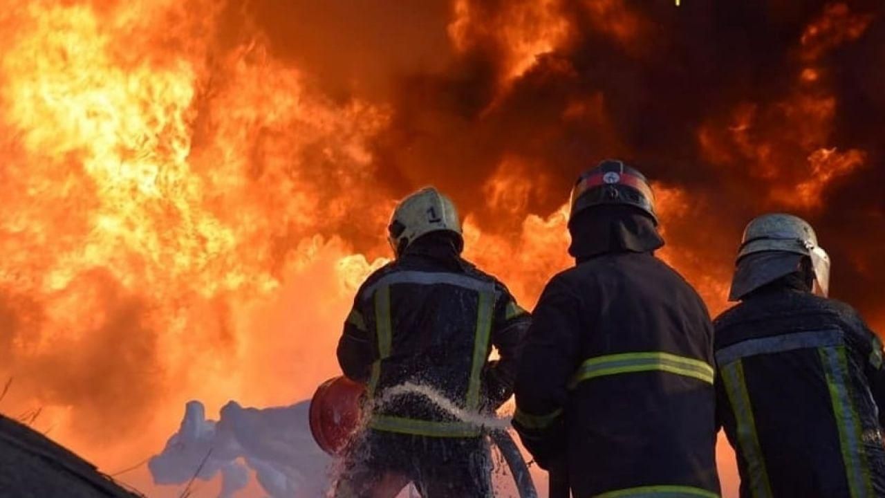 Пожежу у Шепетівці після авіаудару ліквідували: боролися з вогнем 13 годин - 24 Канал