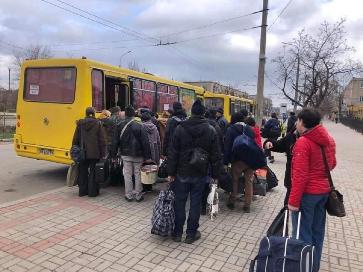 Условный "гуманитарный коридор": под звуки обстрелов с Луганщины вывезли около 1500 человек