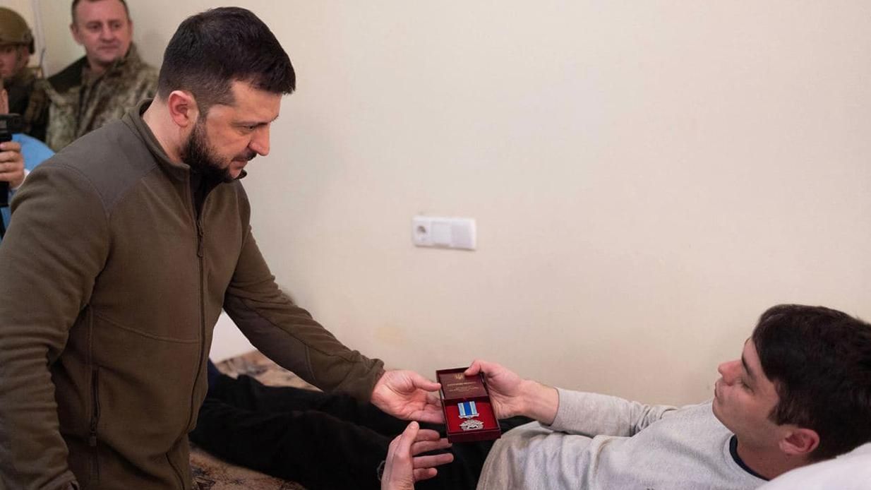 Зеленський відвідав прикордонників, які дістали поранення в боях за Харків, Чернігів, Гостомель - 24 Канал Зеленський відвідав прикордонників, які дістали поранення в боях за Харків, Чернігів, Гостомель - 24 Канал