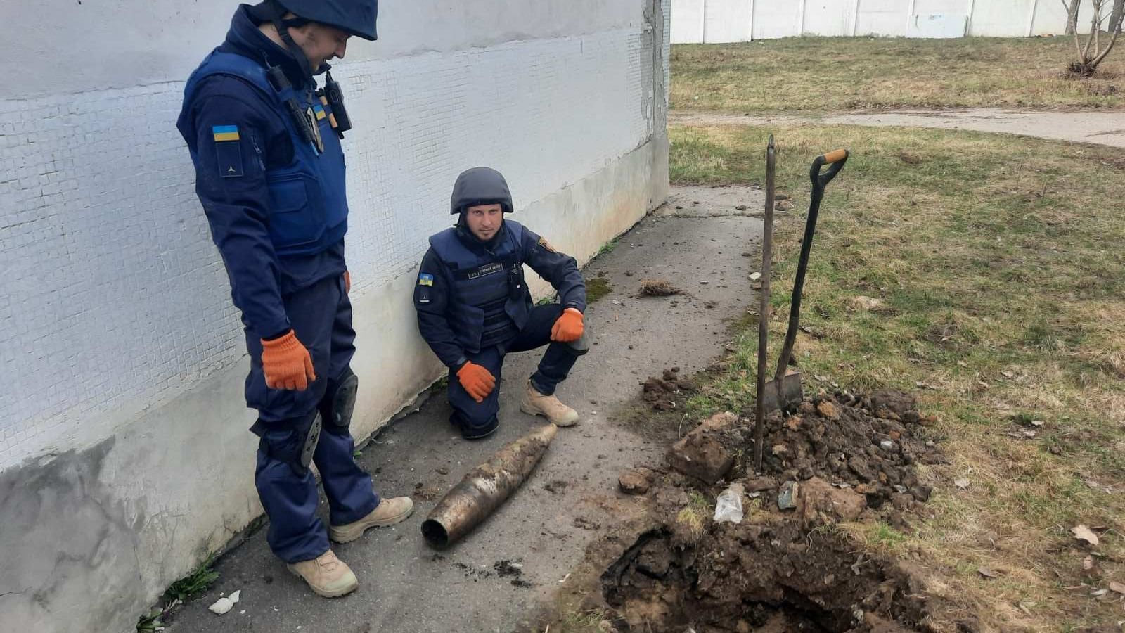 На огороде, возле дома, прямо на улице: саперы ГСЧС показали разминирование  на Харьковщине - 24 Канал