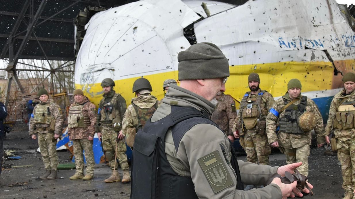 Перед знищеною окупантами "Мрією": Резніков зустрівся з військовими у звільненому Гостомелі - 24 Канал Перед знищеною окупантами "Мрією": Резніков зустрівся з військовими у звільненому Гостомелі - 24 Канал