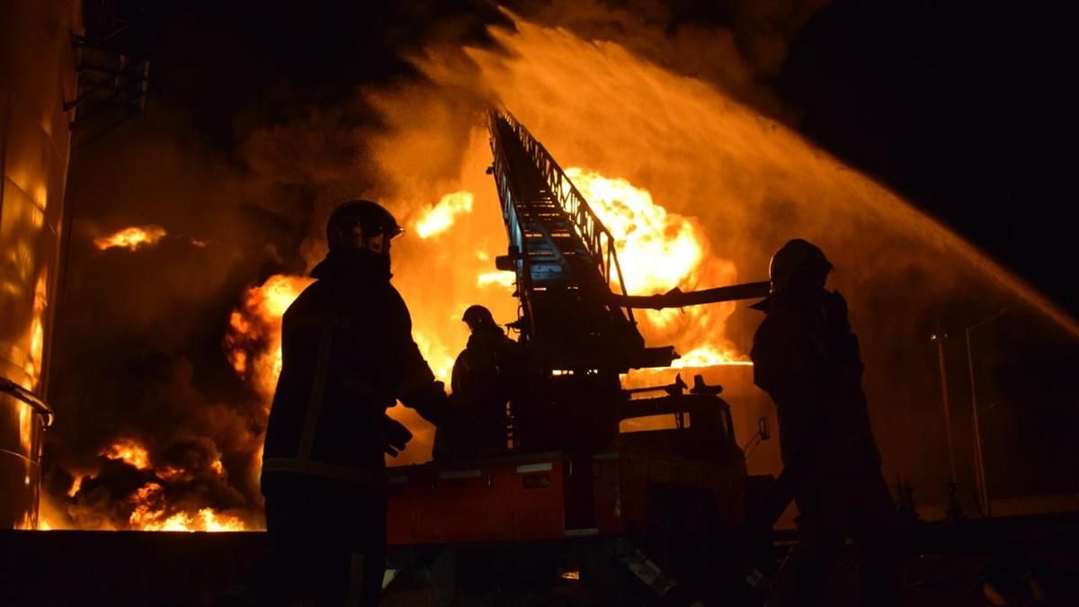 Вогнеборці лише зараз змогли загасити пожежу на кременчуцькій нафтобазі - 24 Канал Вогнеборці лише зараз змогли загасити пожежу на кременчуцькій нафтобазі - 24 Канал