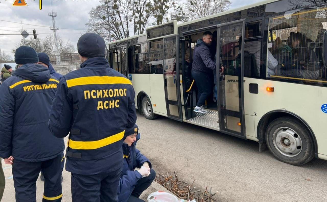 За добу по гуманітарних коридорах вдалося евакуювати 2 694 людини - 24 Канал За добу по гуманітарних коридорах вдалося евакуювати 2 694 людини - 24 Канал