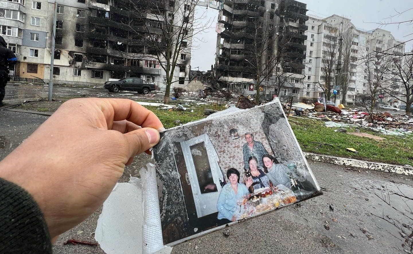 Фото щасливої родини біля зруйнованого дому: Беленюк показав жахи Бородянки 