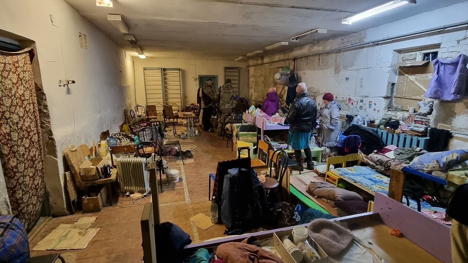 Живі поруч з мертвими: в Ягідному окупанти тримали у маленькому підвалі понад 150 заручників - 4 апреля 2022 - 24 Канал Живі поруч з мертвими: в Ягідному окупанти тримали у маленькому підвалі понад 150 заручників - 4 апреля 2022 - 24 Канал