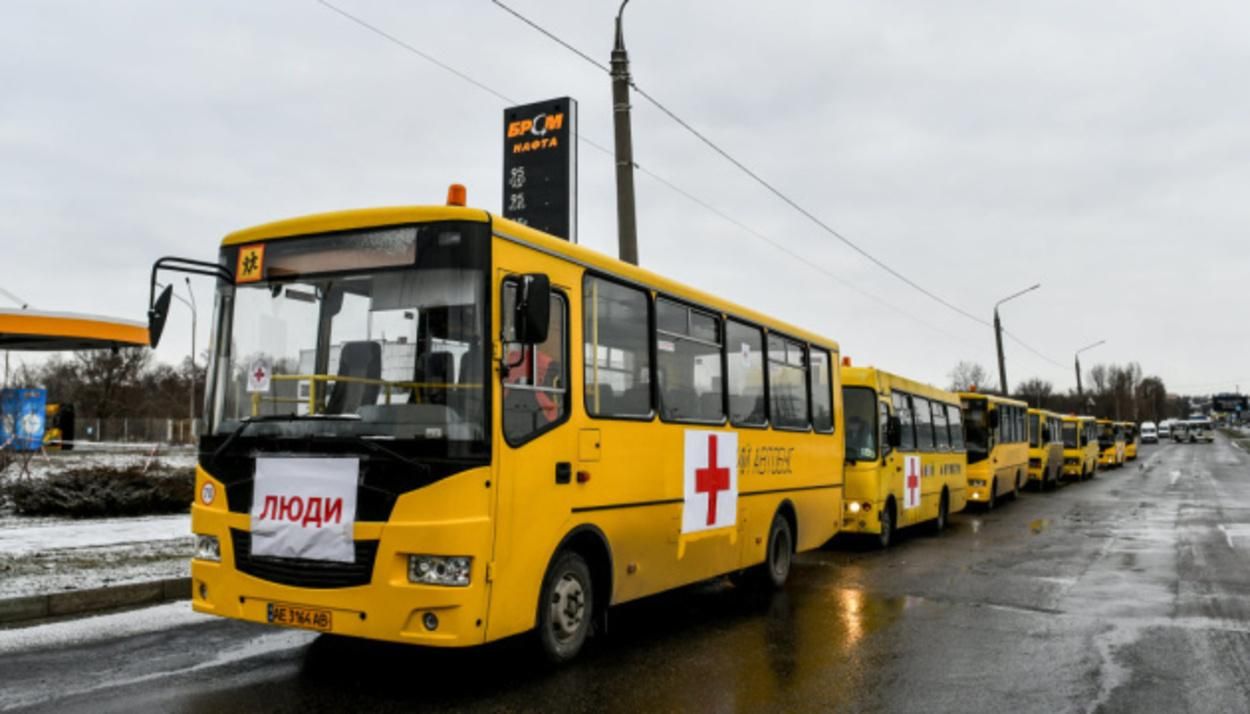 После уничтожения оккупантами моста на Черниговщине гумгрузы будут двигаться другому маршруту