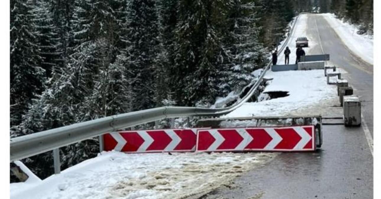 На трасі Львів – Ужгород утворилося велике провалля: фото з місця події - 24 Канал На трасі Львів – Ужгород утворилося велике провалля: фото з місця події - 24 Канал
