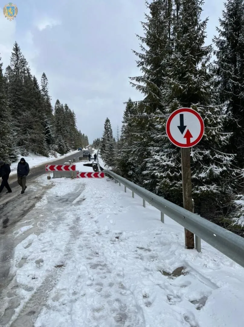 На трасі Львів – Ужгород утворилося провалля: фото з місця події На трасі Львів – Ужгород утворилося провалля: фото з місця події