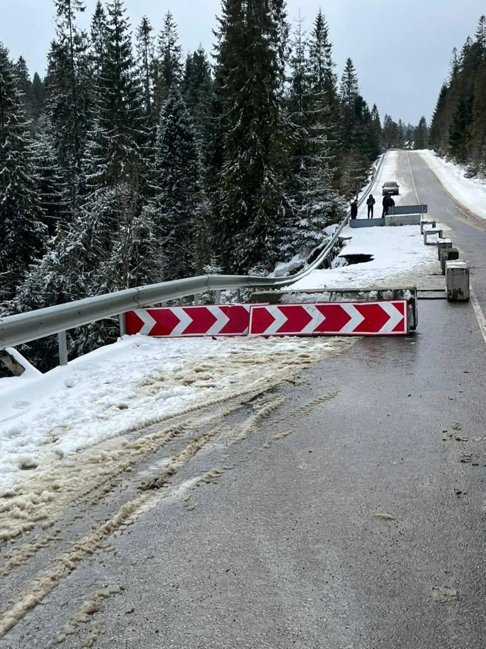 На трасі Львів – Ужгород утворилося провалля: фото з місця події На трасі Львів – Ужгород утворилося провалля: фото з місця події