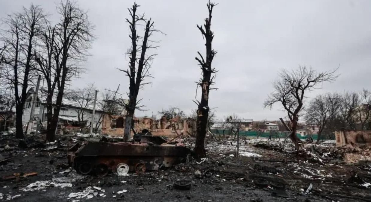 У Бучі мати поховала у дворі вбиту окупантами дочку: жінку застрелили біля хвіртки - 24 Канал У Бучі мати поховала у дворі вбиту окупантами дочку: жінку застрелили біля хвіртки - 24 Канал