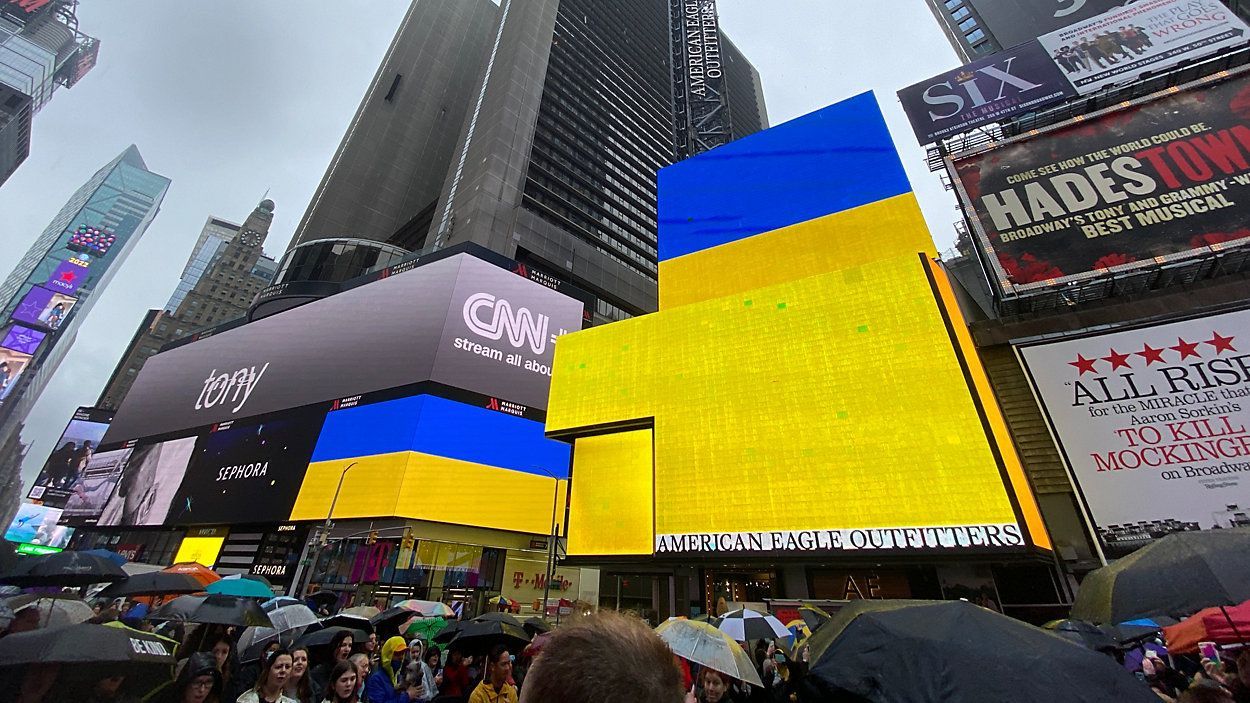 Актори бродвейських театрів під час зливи вийшли на Таймс-Сквер підтримати Україну - 24 Канал Актори бродвейських театрів під час зливи вийшли на Таймс-Сквер підтримати Україну - 24 Канал