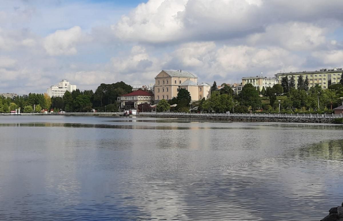 Перша атака росіян на Тернополі: ворог завдав удару по нафтобазі - 24 Канал Перша атака росіян на Тернополі: ворог завдав удару по нафтобазі - 24 Канал