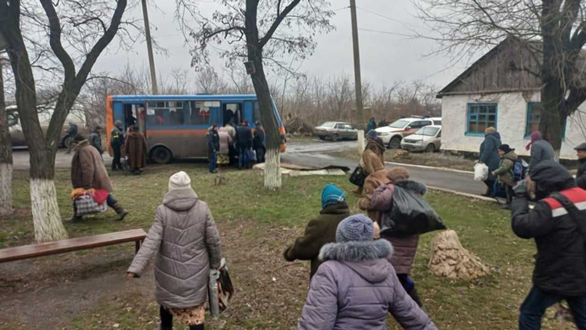 В Луганской области оккупанты постоянно обстреливают гуманитарные колонны В Луганской области оккупанты постоянно обстреливают гуманитарные колонны