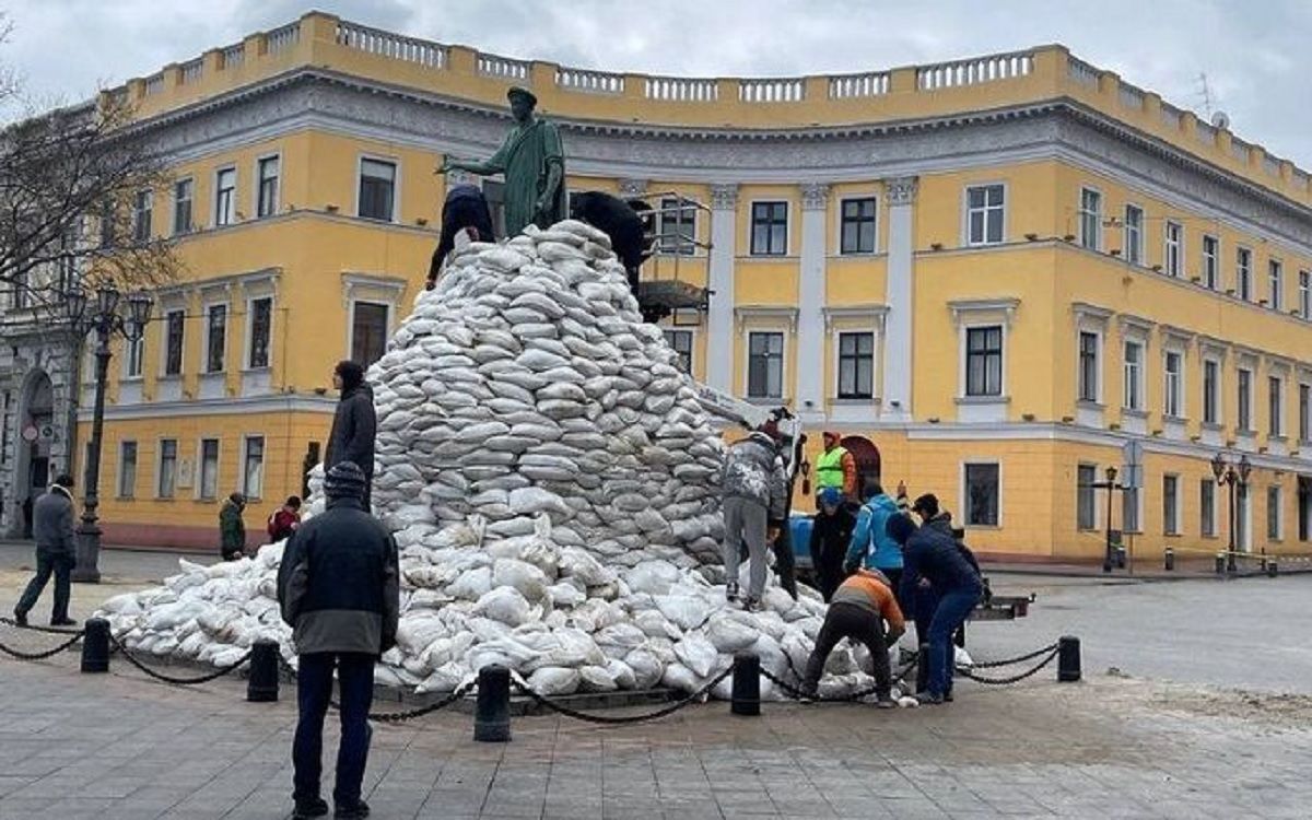 Нічний обстріл Одеси: ракети не влучили в ціль, але є пошкодження нежитлових будівель - 24 Канал