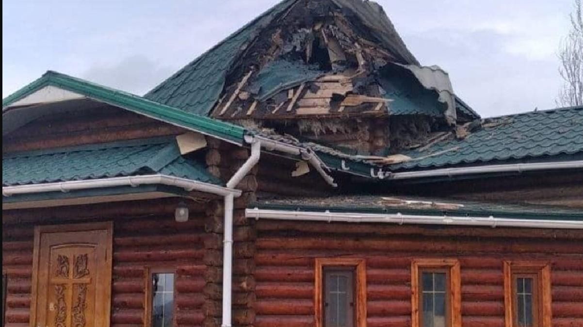 Російські військові обстріляли храм у Рубіжному: двоє священників поранені - 24 Канал Російські військові обстріляли храм у Рубіжному: двоє священників поранені - 24 Канал