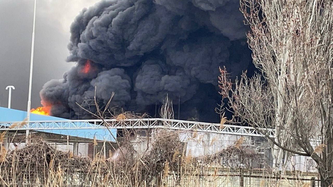 Удар по Одесі: знищено резервуари з пальним та пошкоджено господарські будівлі – деталі - 24 Канал Удар по Одесі: знищено резервуари з пальним та пошкоджено господарські будівлі – деталі - 24 Канал