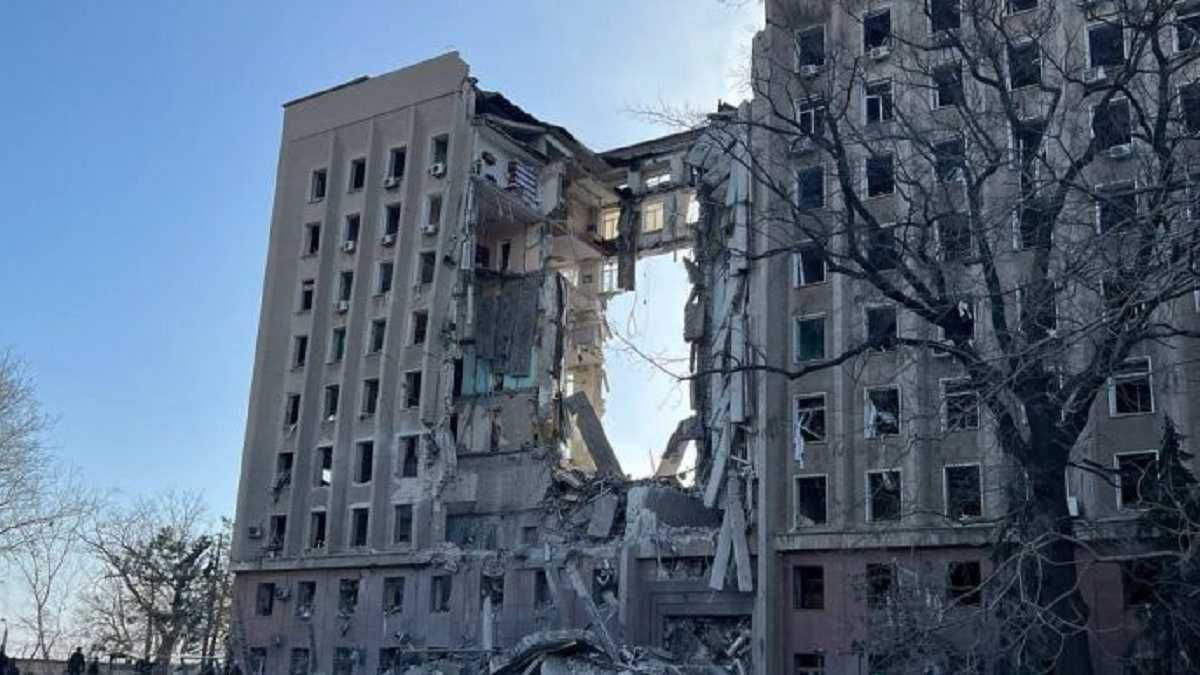 Загинуло 36 осіб, – Сєнкевич розповів про жертв обстрілу будівлі Миколаївської ОВА - 24 Канал