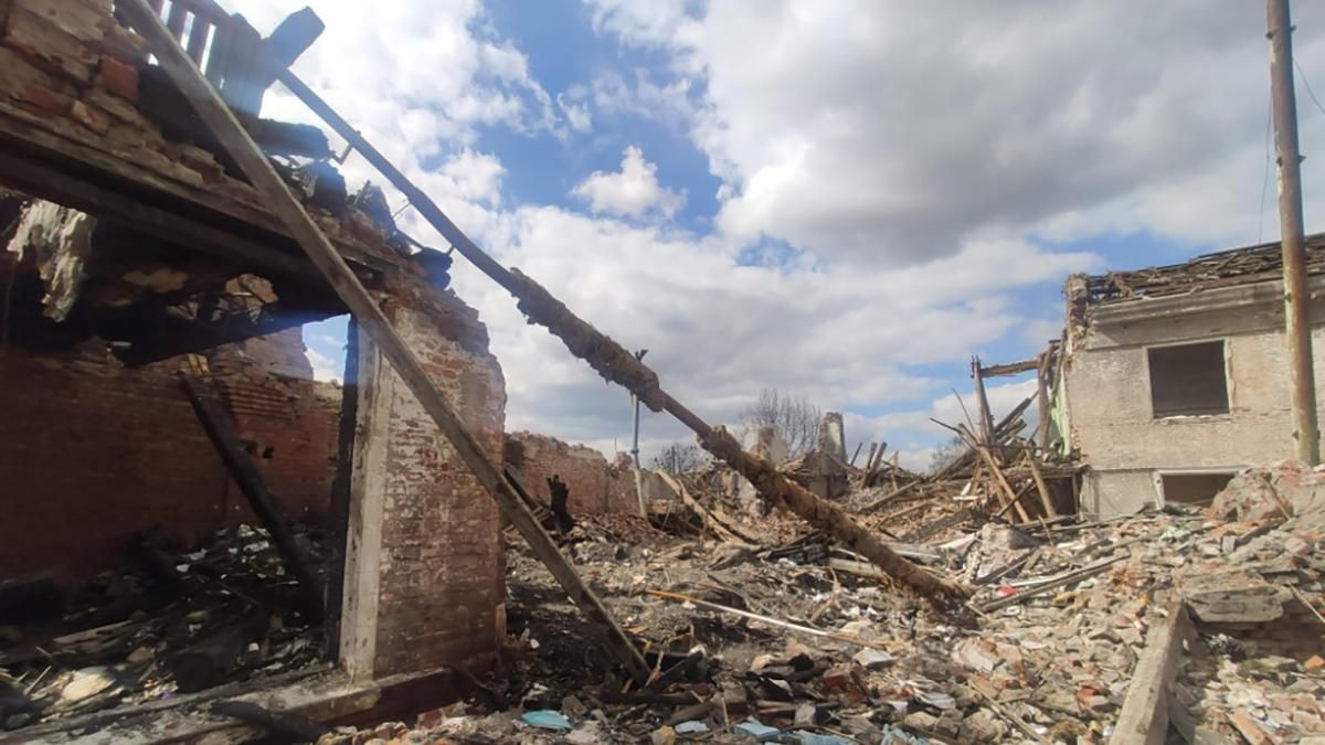 Разбиты школа и дом культуры: ужасные последствия обстрелов Мерефы в Харьковской области Разбиты школа и дом культуры: ужасные последствия обстрелов Мерефы в Харьковской области