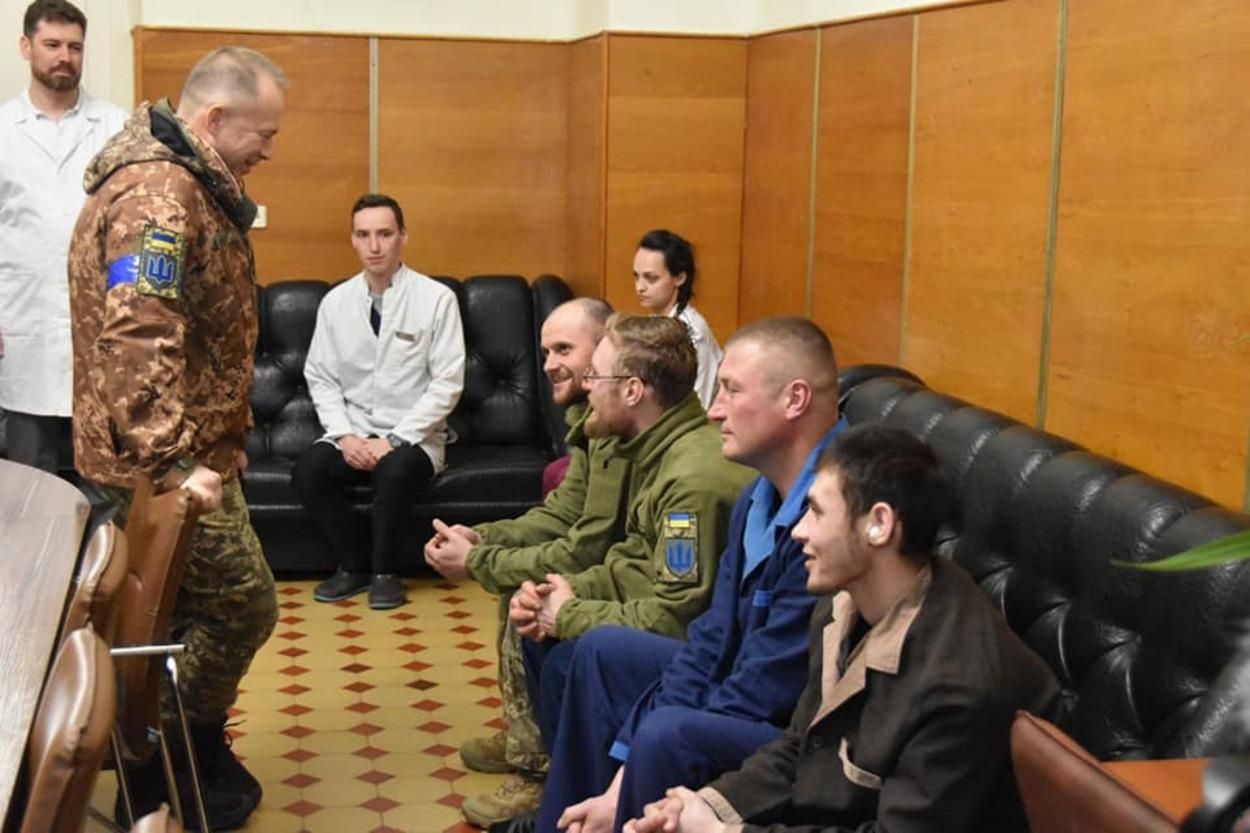 Командувач оборони Києва відвідав поранених героїв в госпіталі та вручив їм нагороди - 24 Канал