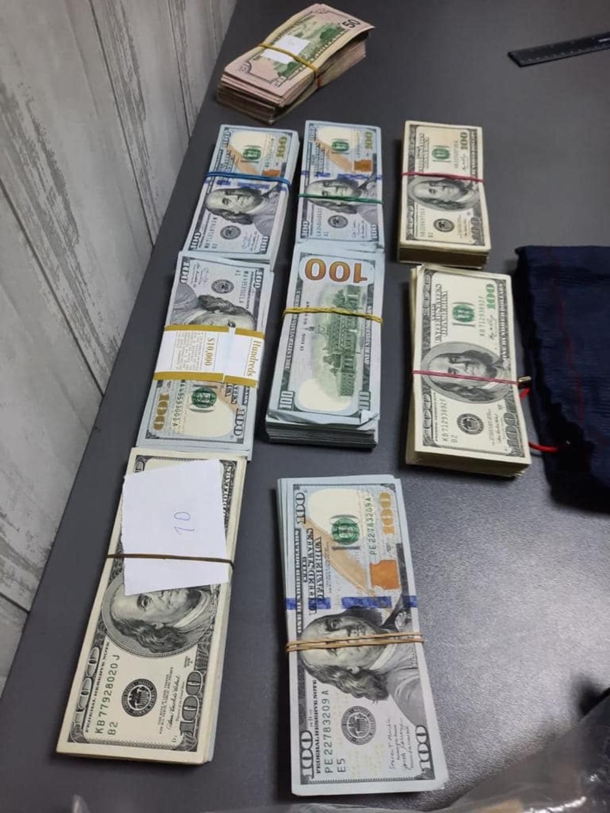 Іноземець "забув" задекларувати 190 тисяч доларів і залишився без грошей - 24 Канал Іноземець "забув" задекларувати 190 тисяч доларів і залишився без грошей - 24 Канал