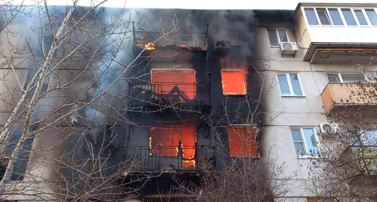 В Сєверодонецьку вп'яте запалав будинок, який росіяни нещадно обстрілюють - 24 Канал