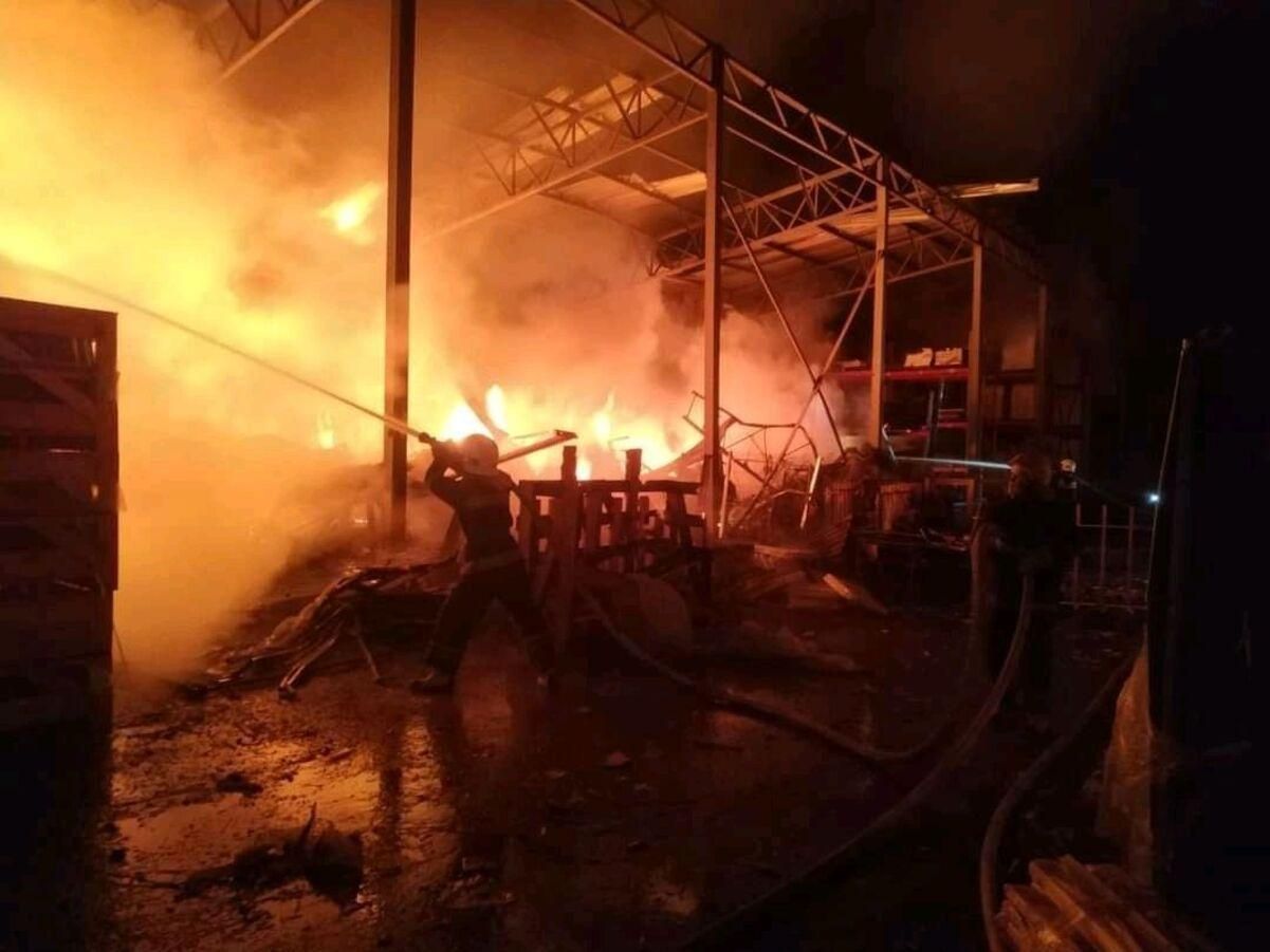На Харківщині через обстріли сталися 15 пожеж: горіли будинки, склади, авто та магазини - 24 Канал